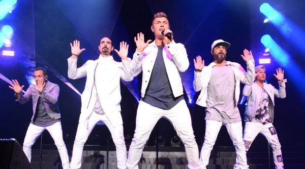 paisprezece persoane au fost ranite inaintea unui concert backstreet boys in statele unite