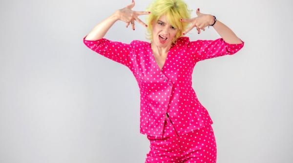 gianina corondan in vizita de lucru la fabrica te cunosc de undeva voi fi prietena lor dar si curioasa de serviciu