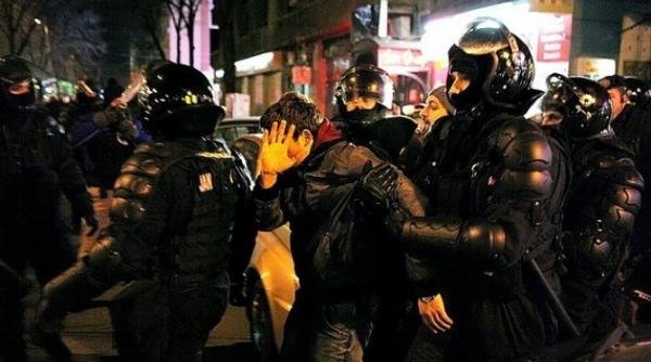 protestatar un jandarm lovea multimea cu o bucata de gard