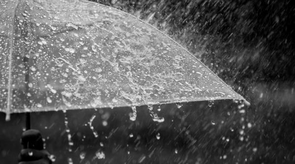 avertizare de averse si descarcari electrice in 12 judete in urmatoarele ore