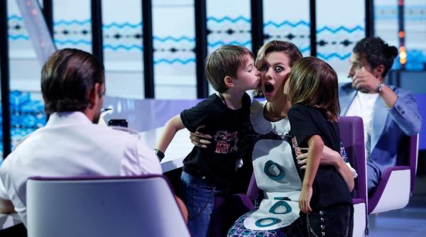 un copil de sapte ani ii daruieste camasa sa lidiei buble ca sa l faca gelos pe iubitul ei razvan