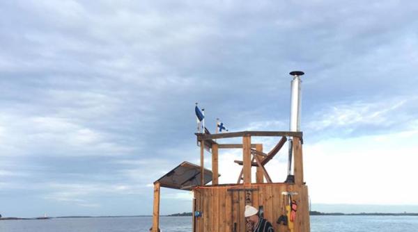 un finlandez a traversat golful finic cu sauna