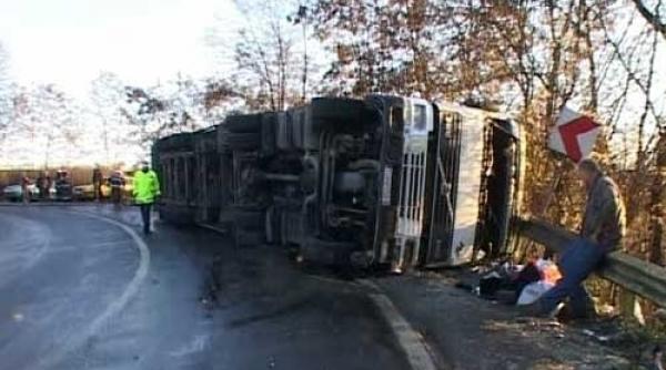 doi cetateni bulgari au fost raniti dupa ce tir ul in care se aflau s a rasturnat pe dn 65