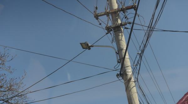 o fata de 14 ani din dambovita a murit dupa ce a cazut de pe un stalp de tensiune