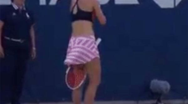 video jucatoare de tenis penalizata pentru ca si a dat jos tricoul pe teren