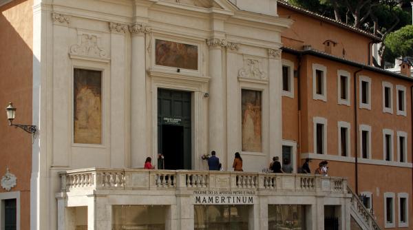 acoperisul unei biserici din centrul istoric al romei s a prabusit