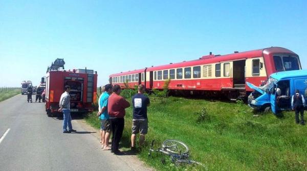 un microbuz cu opt pasageri a fost lovit de trenul ir iasi mangalia