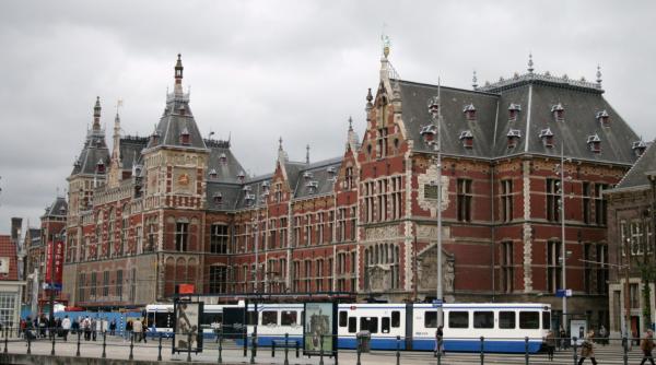 doi raniti in urma unui atac cu cutit la gara centrala din amsterdam