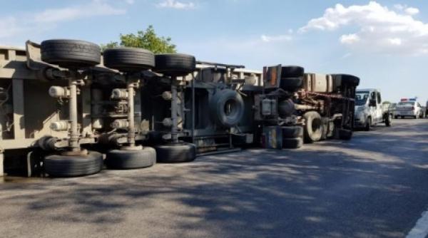un tir incarcat cu frigidere s a rasturnat pe dn67 dupa ce soferul a fost intepat de o albina