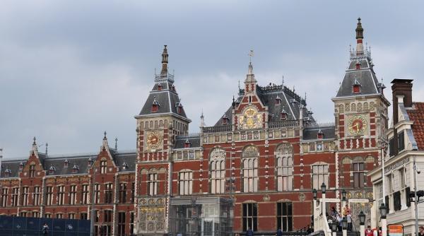 cei doi raniti in atacul cu cutit de la amsterdam sunt cetateni americani atacatorul este un tanar afgan