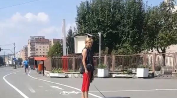 scene socante in resita o femeie isi plimba in lesa cainele mort