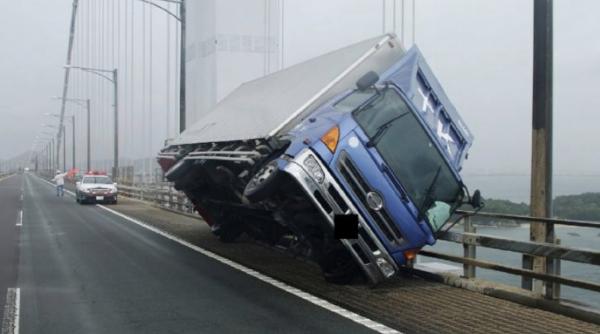 video dezastru in japonia din cauza taifunului jebi cel putin un mort si 5 raniti