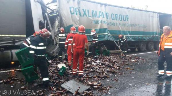 accident teribil in valcea doua tir uri s au ciocnit si soferii au ramas incarcerati traficul rutier este blocat total