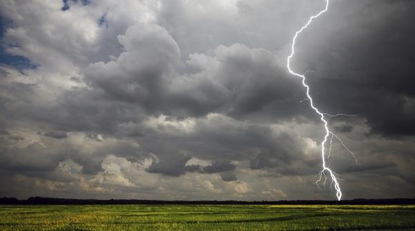 supravietuire miraculoasa la satu mare un barbat lovit de trasnet a scapat cu viata