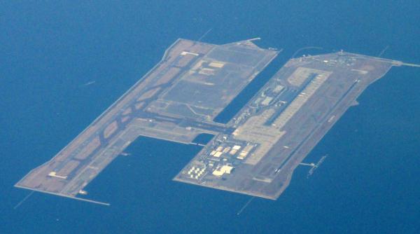 taifunul jebi 3000 de persoane blocate intr un aeroport din japonia