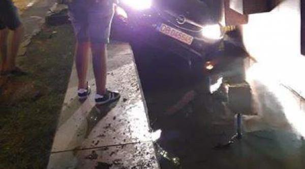 un tanar de 17 ani la volan fugarit de politie in capitala era baut si fara permis si a intrat cu masina intr o fantana din centrul bucurestiului