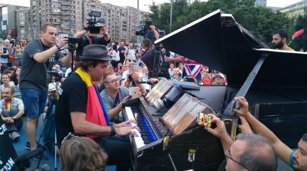 galerie foto concertul de pian al muzicianului daide martello in piata victoriei