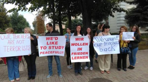 r moldova pichete in fata ambasadelor sua si germaniei din chisinau in legatura cu expulzarea profesorilor turci de la liceul orizont