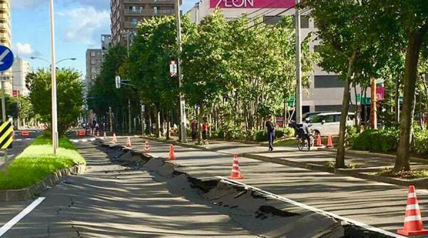 bilantul seismului din japonia a ajuns la 42 de morti premierul shinzo abe a vizitat duminica zonele afectate