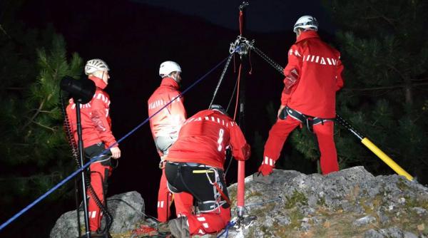 interventie in masivul bucegi doua alpiniste recuperate de salvamontisti