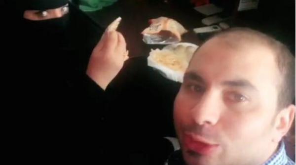 barbat arestat pentru ca a mancat langa o femeie in arabia saudita