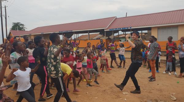 dan balan continua povestea dragostea din tei in africa