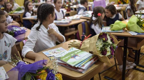 prima zi de scoala cu manuale pe banci si sperante de mai bine