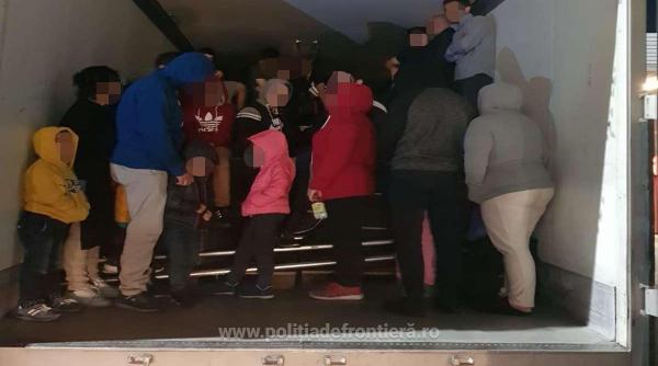 53 de cetateni straini din irak irak si palestina depistati ascunsi intr un camion cu miere