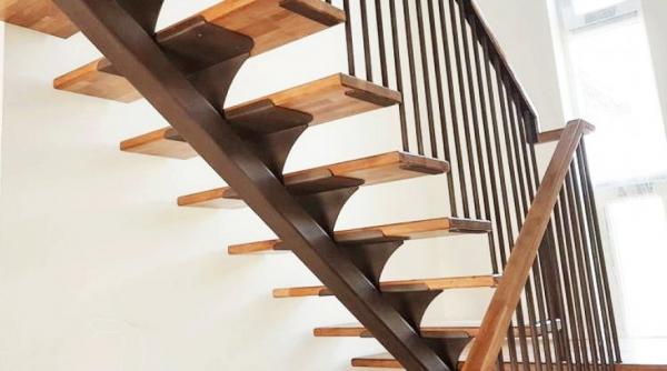 balustrada din lemn completarea estetica si practica pentru o scara de interior