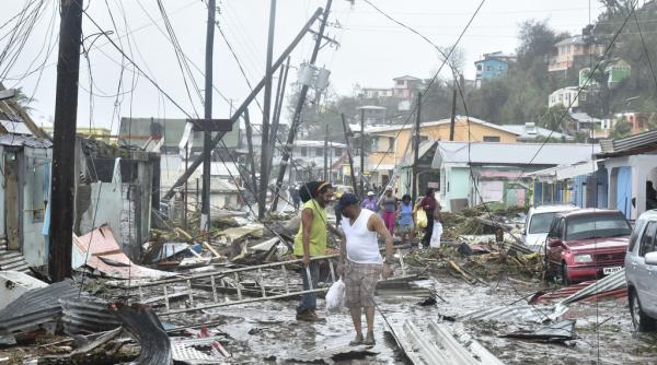 donald trump criticat dur pentru ca a numit raspunsul sua la uraganul maria un adevarat succes