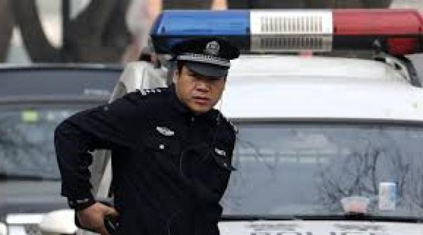 o masina a patruns in multime intr o piata dintr un oras din sudul chinei