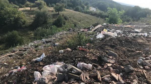 tone de gunoaie depozitate ilegal intr o arie protejata din bihor