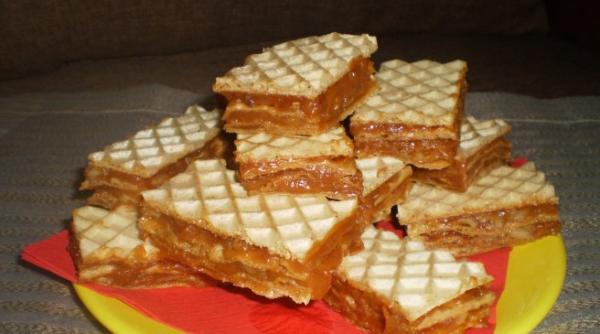 reteta zilei prajitura cu foi de napolitana si crema cu nuci si biscuiti