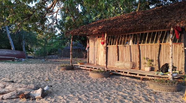 in ce conditii vor locui concurentii din ultimul trib in satul traditional din madagascar