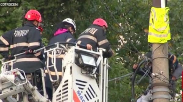 protest extrem la poarta presedintelui klaus iohannis un barbat s a urcat pe un stalp de iluminat si sta acolo de peste 7 ore