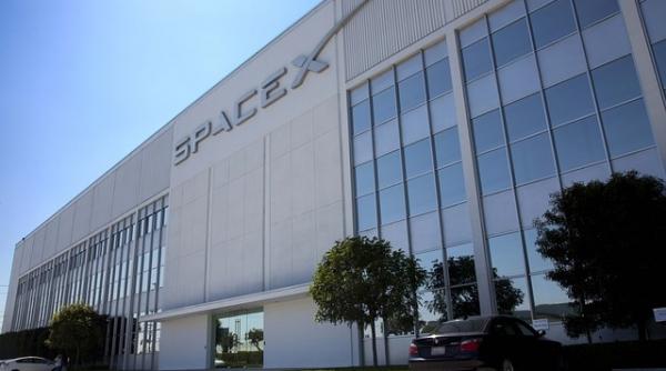 spacex anunta primul sau client pentru o calatorie in jurul lunii