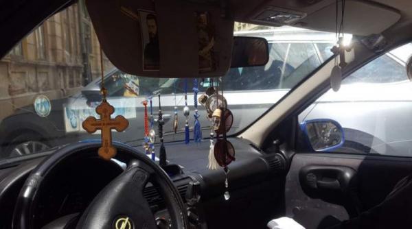 atentie soferi amenzi record daca lipiti cruciulite si alte ornamente pe parbriz