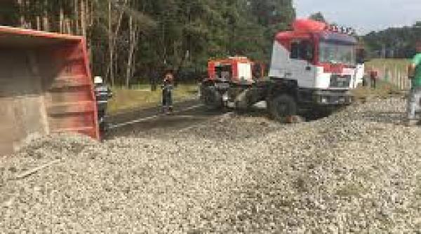 un autocamion incarcat cu pietriss a rasturnat pe dn13e traficul se desfasoara pe un singur fir