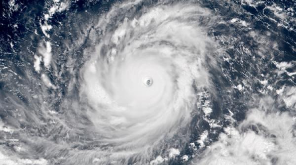 video taifunul mangkhut a lovit filipine si china cea mai puternica furtuna a anului