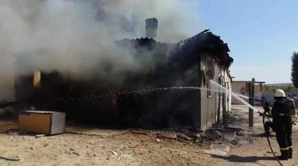 incendiu devastator la o casa din constanta focul s a extins la alte doua imobile