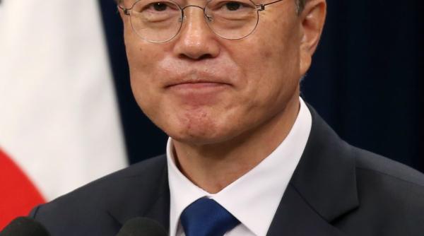 liderul coreei de sud aclamat la phenian