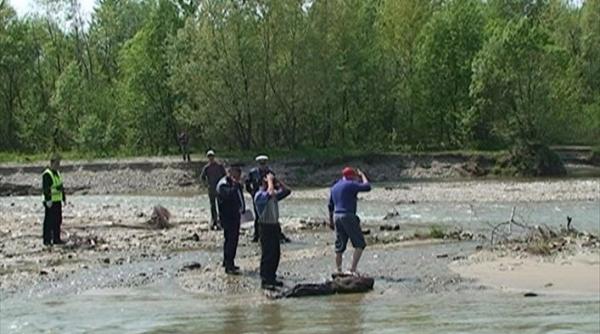 vrancea cadavrul unui barbat a fost scos de pompieri din siret