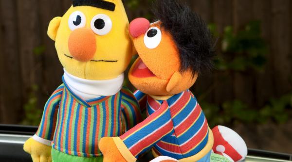 divergente intre un scenarist si creatorii emisiunii sesame street in legatura cu relatiile dintre personaje