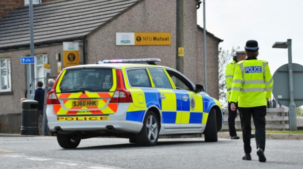doua persoane transportate la spital dupa ce o masina a lovit pietoni in fata unei moschei la londra