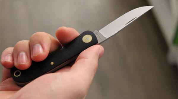 caz socant in valcea o tanara de 17 ani retinuta dupa ce l ar fi taiat cu un briceag pe prietenul ei