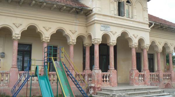 lacat pe usa unei gradinite din teleorman