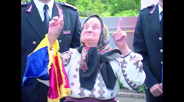 palarii rochii bucle si ochelari negri bucurestiul interbelic plin de oameni eleganti si relaxati