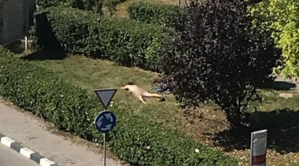 tanara amendata de jandarmii din giurgiu pentru ca facea plaja complet dezbracata in centrul municipiului