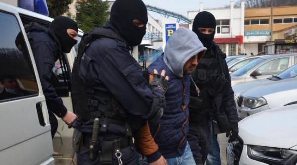 doi barbati au fost retinuti de diicot pentru trafic de persoane