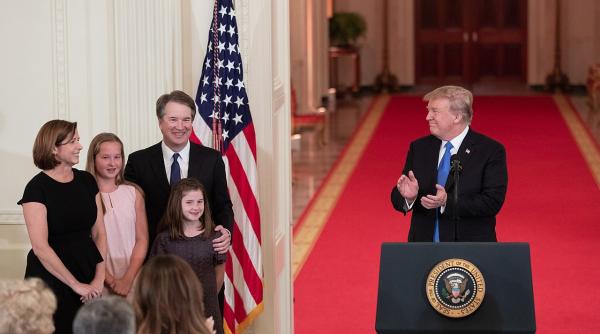 brett kavanaugh nominalizarea lui trump la sefia curtii supreme se confrunta cu o noua acuzatie de hartuire sexuala